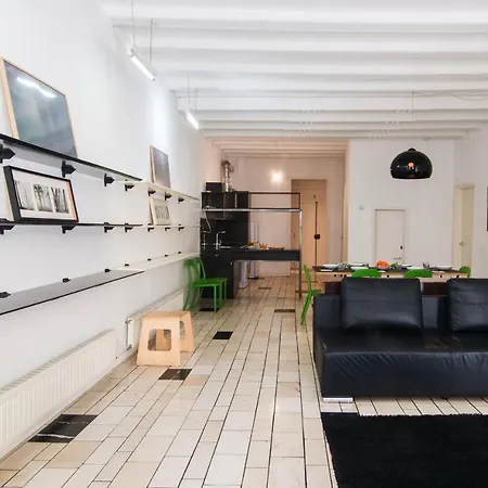 Akad Studio 1 *